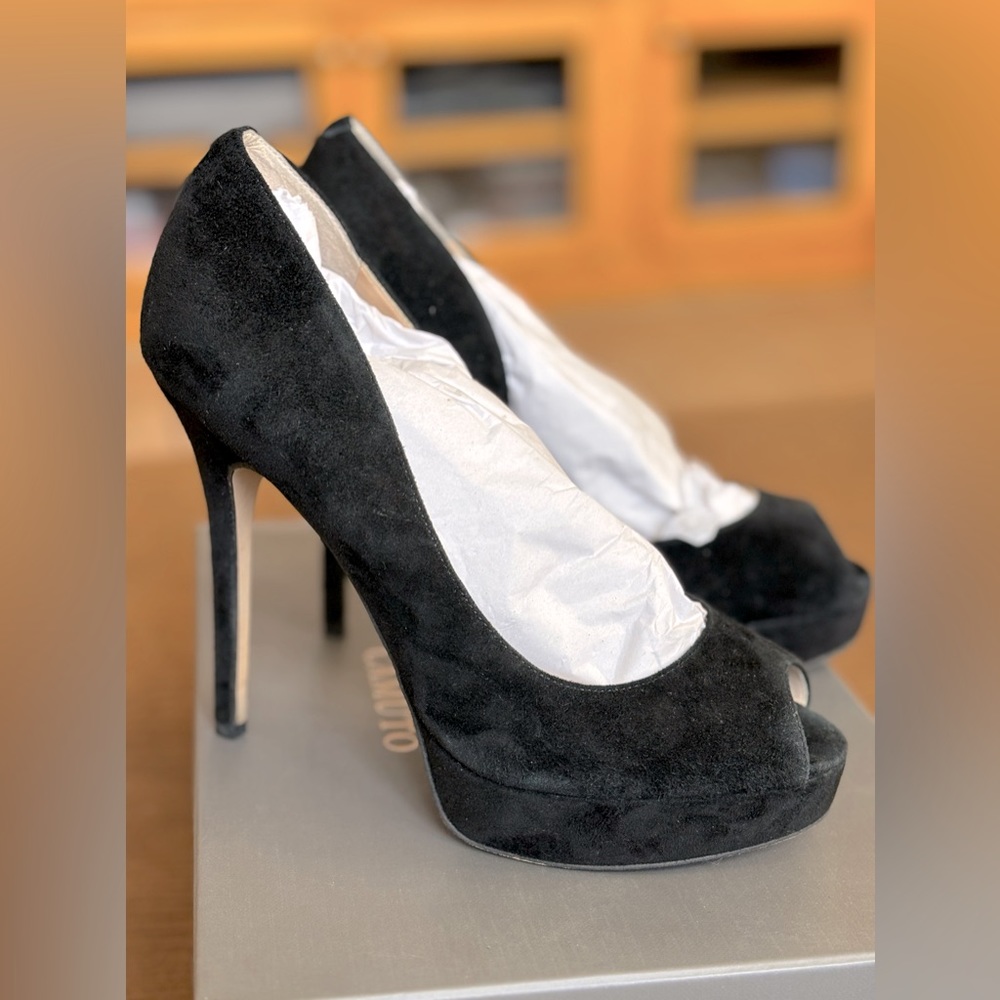 Vince Camuto sued black shoes